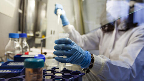 Cựu lãnh đạo tình báo Anh nói virus gây Covid-19 bắt nguồn từ phòng thí nghiệm